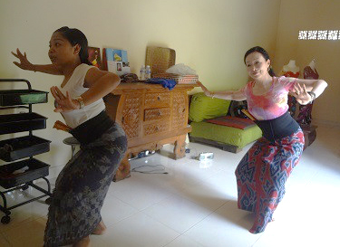 Bali Dance School(バリ舞踊教室)の様子